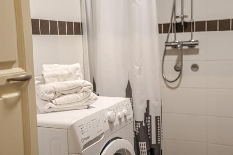 Bathroom, towels, washing machine