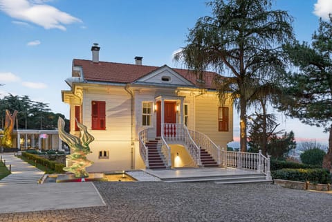 Property building, Facade/entrance, Day, Garden, Garden view