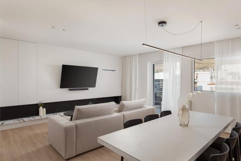 TV and multimedia, Living room, Seating area, Dining area
