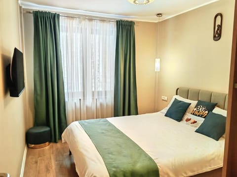 Bed, TV and multimedia, Bedroom