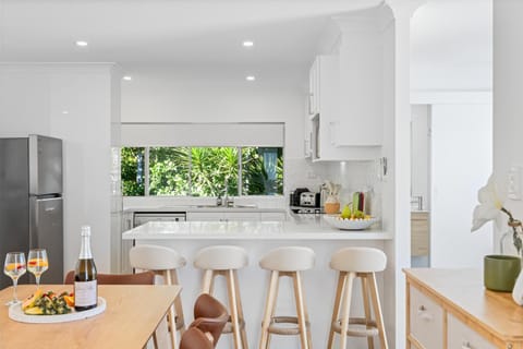 Kitchen or kitchenette, Dining area, oven, stove