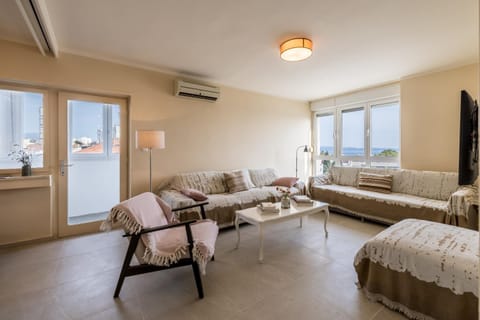 Living room, Seating area, air conditioner