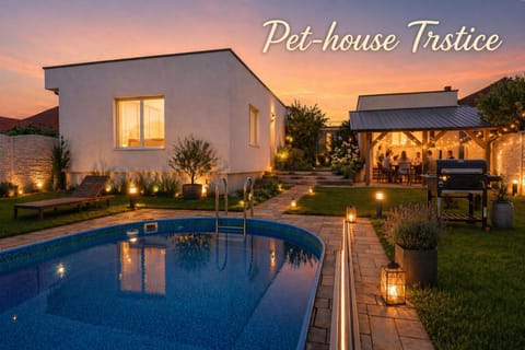 Property building, Garden view, Pool view, Swimming pool