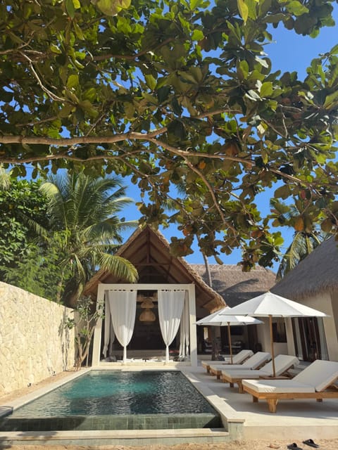 Swimming pool, sunbed