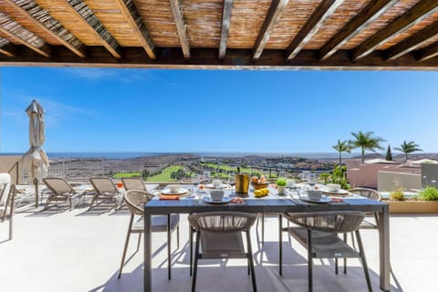 Day, Balcony/Terrace, Food and drinks, Dining area, Food