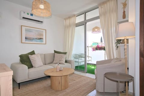 Living room, Seating area, air conditioner