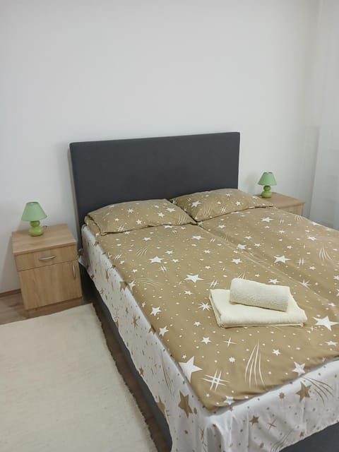 Bed, Photo of the whole room, Bedroom, towels