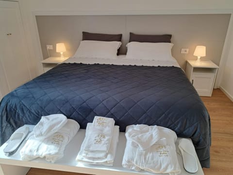 Bed, towels