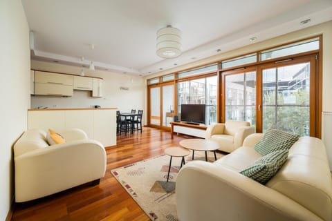 TV and multimedia, Living room, Seating area, Evening entertainment