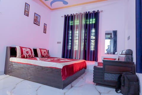 Bed, TV and multimedia, Living room, Photo of the whole room, Seating area, Bedroom