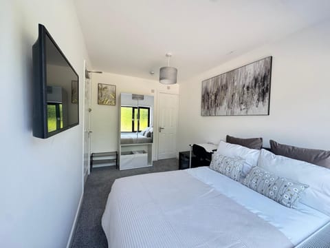 Bed, TV and multimedia, Photo of the whole room, Bedroom