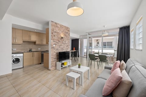 Kitchen or kitchenette, Living room, Seating area, Dining area, dishwasher, oven, stove, toaster, washing machine