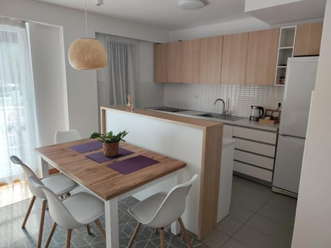 Kitchen or kitchenette, Dining area
