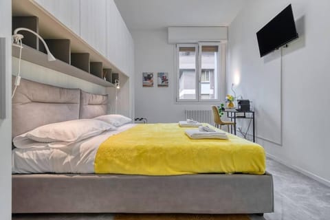 Bed, TV and multimedia, Photo of the whole room, Bedroom, towels