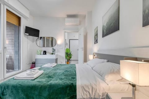 Bed, TV and multimedia, Photo of the whole room, Bedroom, towels, air conditioner