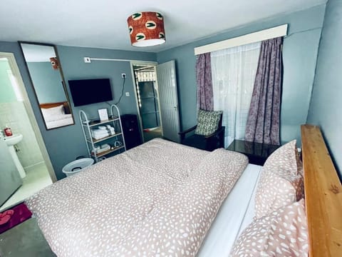 Bed, TV and multimedia, Photo of the whole room, Seating area, Bedroom