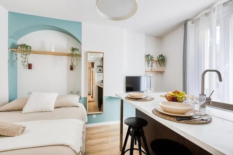 Bed, TV and multimedia, Kitchen or kitchenette, Living room, Photo of the whole room, Seating area, Dining area, Bedroom