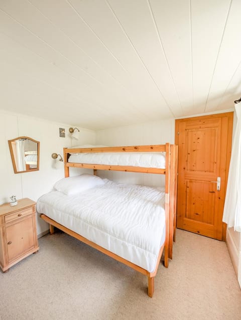 Photo of the whole room, Bedroom, bunk bed