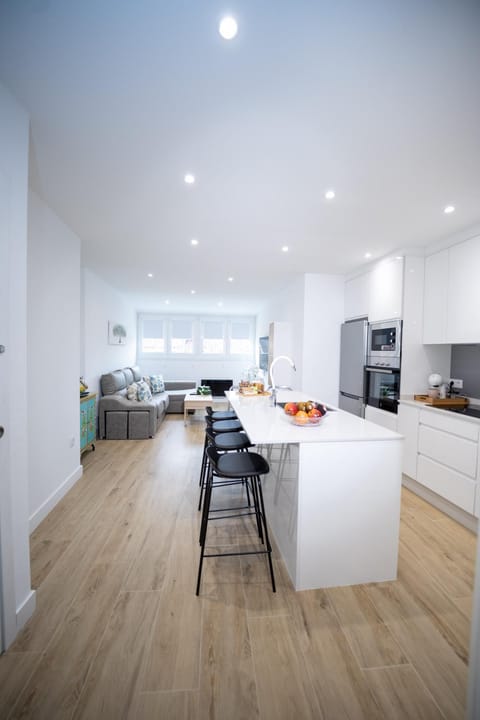 Kitchen or kitchenette, Food and drinks, Dining area, oven, stove