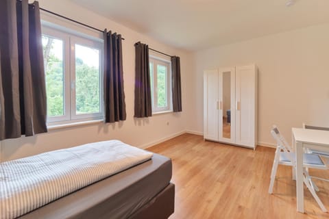 Bed, Photo of the whole room, Seating area, Bedroom