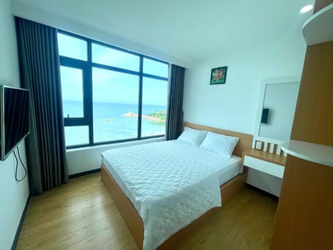 Bed, Natural landscape, TV and multimedia, Photo of the whole room, Bedroom