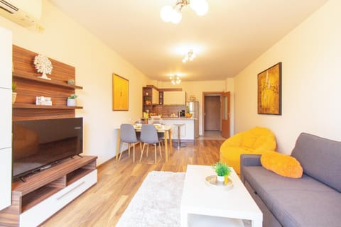 Kitchen or kitchenette, Living room, Seating area, Dining area, air conditioner