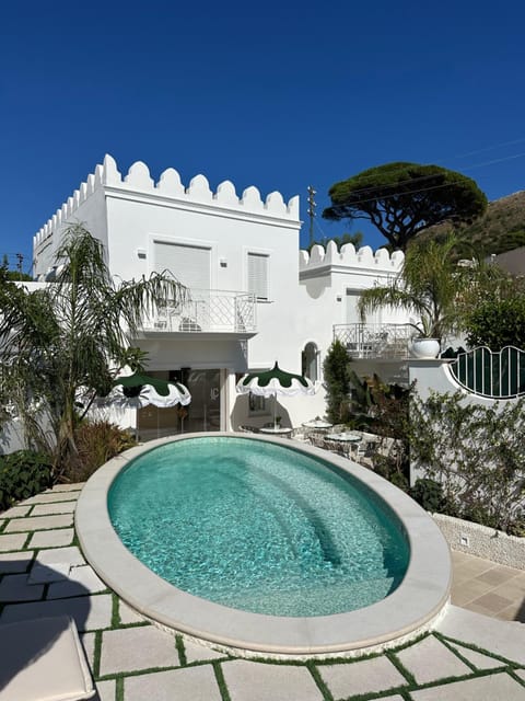Property building, Swimming pool, Breakfast