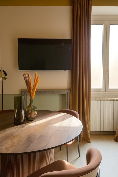 Living room, Seating area, Dining area