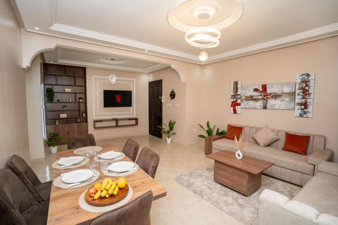 TV and multimedia, Living room, Seating area, Dining area
