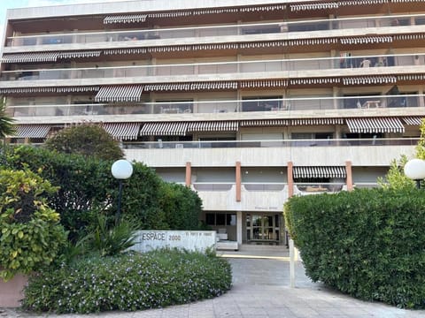 Appartement en Bord de mer avec piscine Apartment in Menton