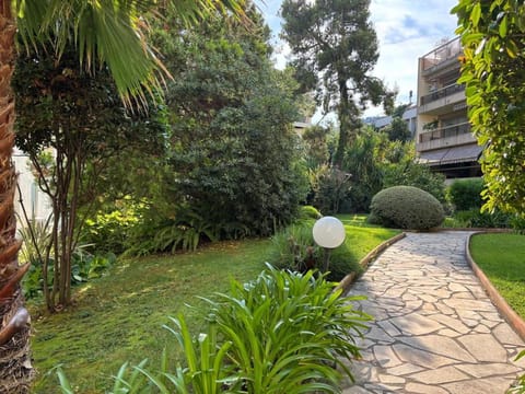 Appartement en Bord de mer avec piscine Apartment in Menton