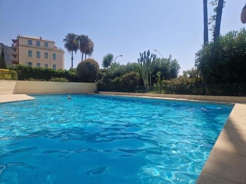 Appartement en Bord de mer avec piscine Apartment in Menton