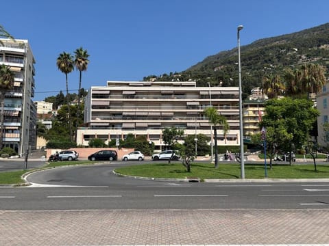 Appartement en Bord de mer avec piscine Apartment in Menton