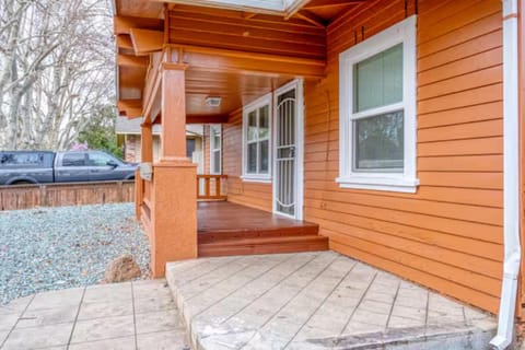 2BR Family Getaway with Yard Kitchen and Parking House in Lodi