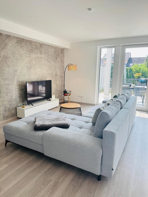 Communal lounge/ TV room, TV and multimedia, Living room, Seating area, Evening entertainment