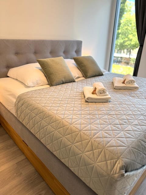 Bed, Photo of the whole room, Bedroom, towels