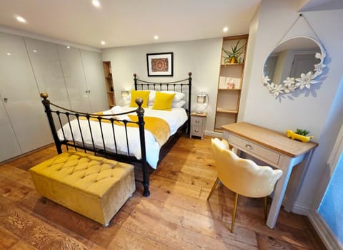 Bed, Photo of the whole room, Seating area, Bedroom, wardrobe