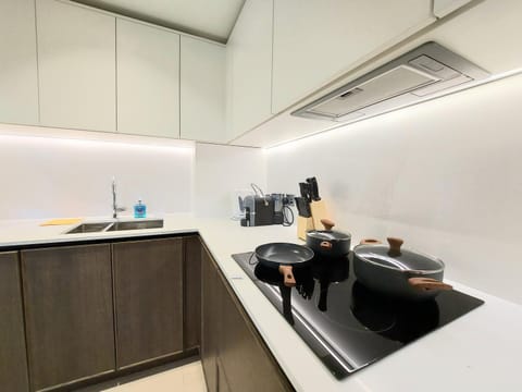 Coffee/tea facilities, Kitchen or kitchenette, stove
