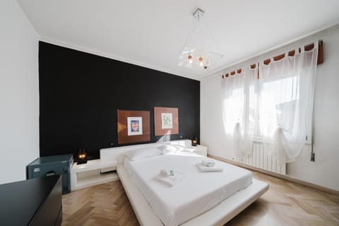 Photo of the whole room, Bedroom, towels
