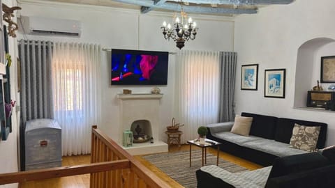 TV and multimedia, Living room, Seating area, Evening entertainment