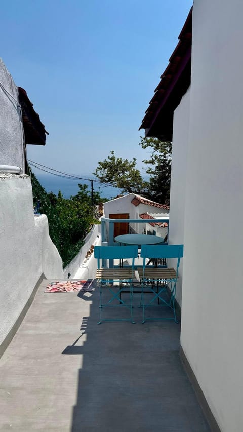 View (from property/room), Balcony/Terrace, Seating area, Sea view