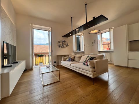 TV and multimedia, Living room, Seating area, Evening entertainment