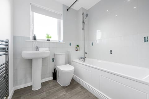 Luxury 4 Bed Home, Garden, Parking, 3 Baths House in Salford