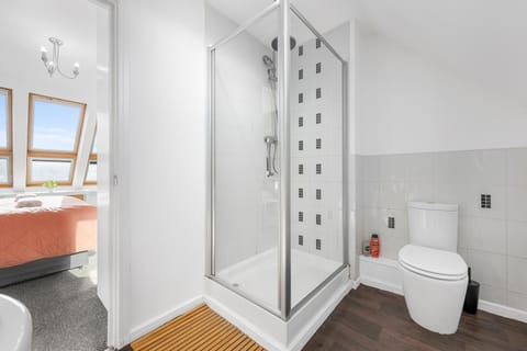 Luxury 4 Bed Home, Garden, Parking, 3 Baths House in Salford