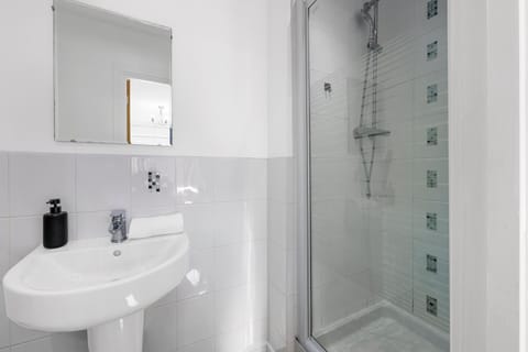 Luxury 4 Bed Home, Garden, Parking, 3 Baths House in Salford