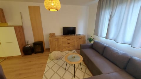 TV and multimedia, Living room, Seating area, Evening entertainment