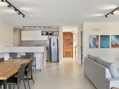 Kitchen or kitchenette, Living room, Seating area, Dining area