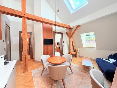 Bathroom, TV and multimedia, Coffee/tea facilities, Kitchen or kitchenette, Living room, Photo of the whole room, Seating area, Dining area, Bedroom, dishwasher, stove, towels, wardrobe, kitchen, air conditioner