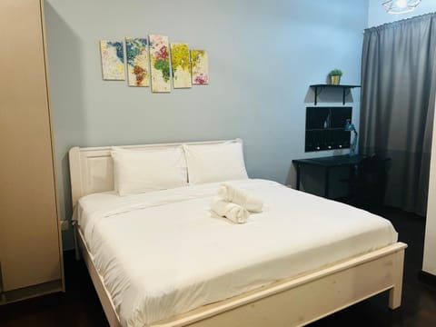 Bed, TV and multimedia, Photo of the whole room, Bedroom, towels