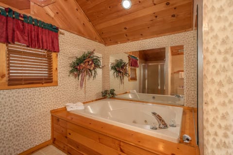 Sweet Mountain Escape by American Patriot Getaways House in Pigeon Forge